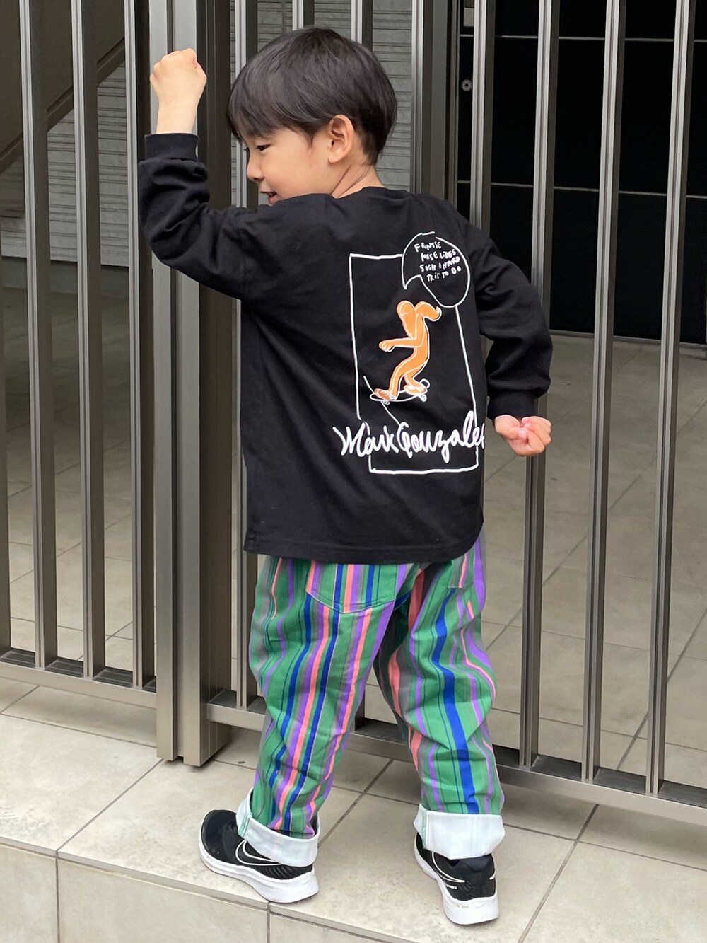 グリーン系のその他パンツ、ブラック系のTシャツ/カットソー、ブラック系のスニーカーを着用したキッズの春コーディネートの3枚目の写真