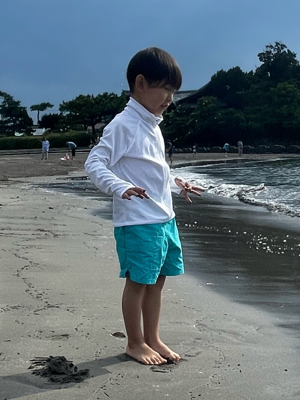 ブルー系のその他パンツ、ホワイト系のラッシュガードを着用したキッズの夏コーディネートの2枚目の写真