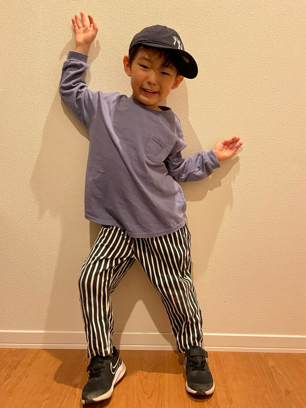 ブルー系のTシャツ/カットソー、ホワイト系のその他パンツ、ブラック系のスニーカーを着用したキッズの春コーディネートの3枚目の写真