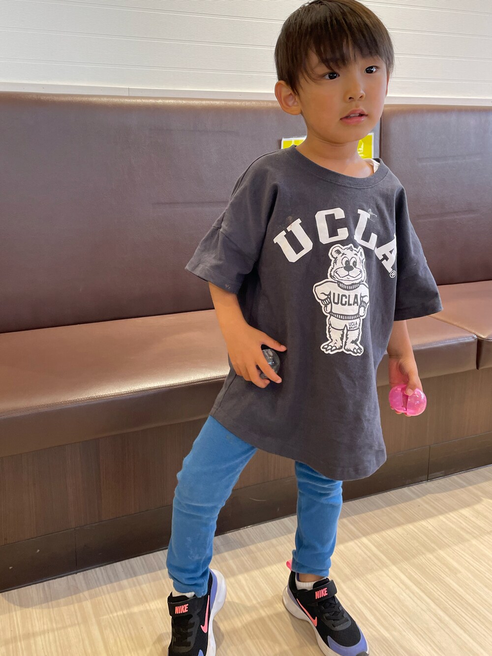 グレー系のTシャツ/カットソー、ブラック系のスニーカーを着用したキッズの秋コーディネートの2枚目の写真