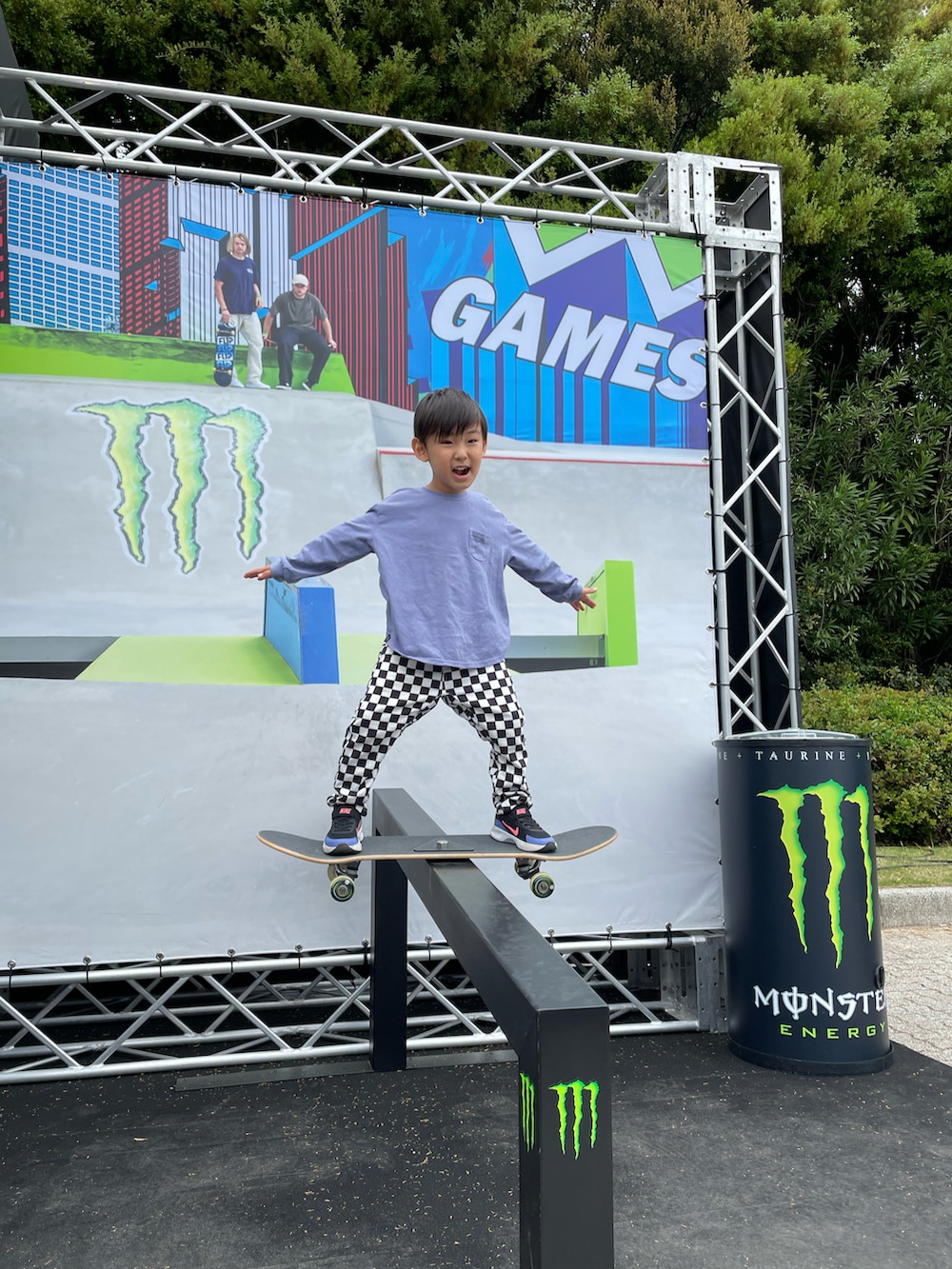 ブルー系のTシャツ/カットソー、ブラック系のスニーカー、ブラック系のその他パンツを着用したキッズの春コーディネートの2枚目の写真