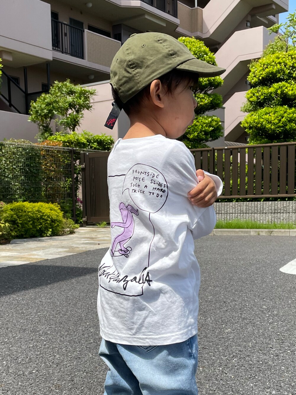 ホワイト系のTシャツ/カットソー、ブルー系のパンツ、ブラック系のスニーカーを着用したキッズの春コーディネートの3枚目の写真