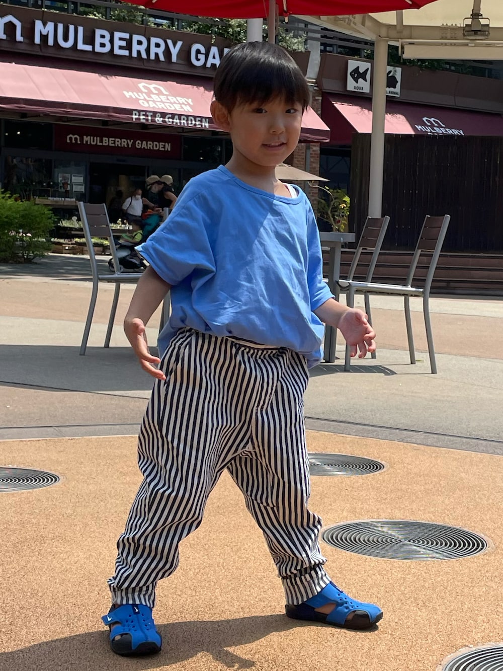 ブルー系のその他パンツ、ブルー系のサンダルを着用したキッズの夏コーディネートの3枚目の写真