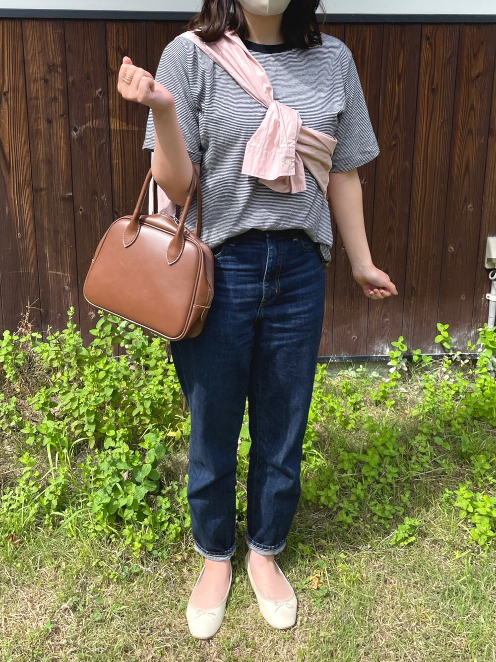 ブラック系のTシャツ/カットソー、ピンク系のシャツ/ブラウス、ブルー系のデニムパンツを着用したレディースの夏コーディネートの2枚目の写真