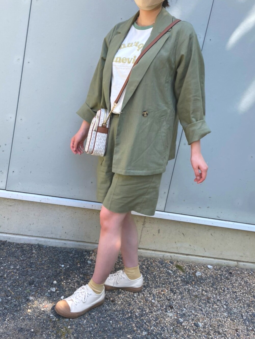 「セットアップ、グリーンコーデ、ハーフパンツ、マイケルコース、スニーカーコーデ、スニーカー、春コーデ、夏コーデ、カフェ、グリーン、大学生」｜「ehka sopoのリネン混タックショートパンツ（セットアップ可）（その他パンツ、グリーン系）」を使った、usagiさん（レディース・157cm）の夏コーディネートの2枚目の写真