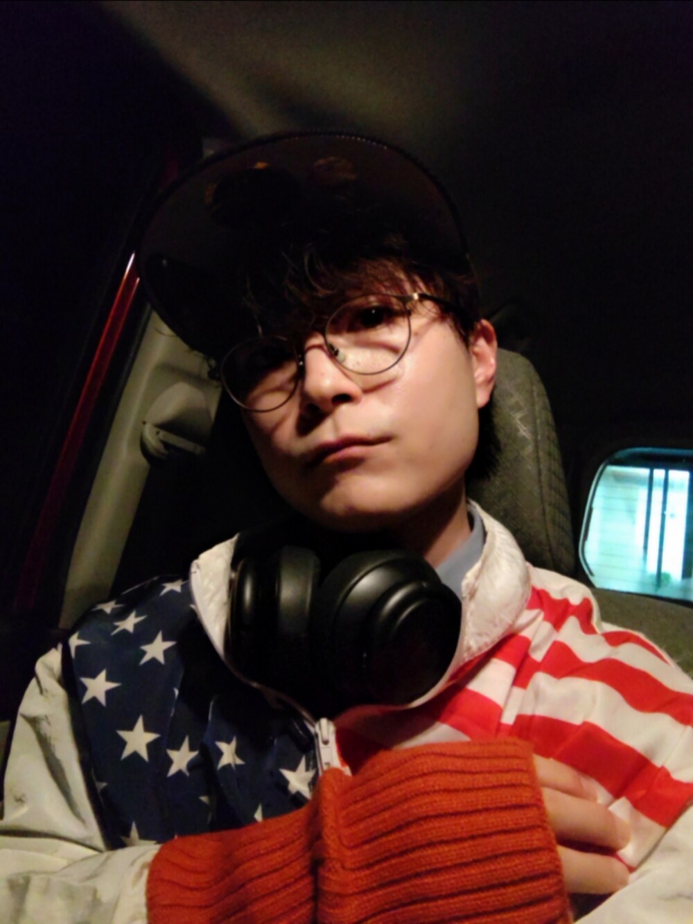 ホワイト系のナイロンジャケット、ホワイト系のスカート、ブルー系のサンダルを着用したメンズの春コーディネートの3枚目の写真