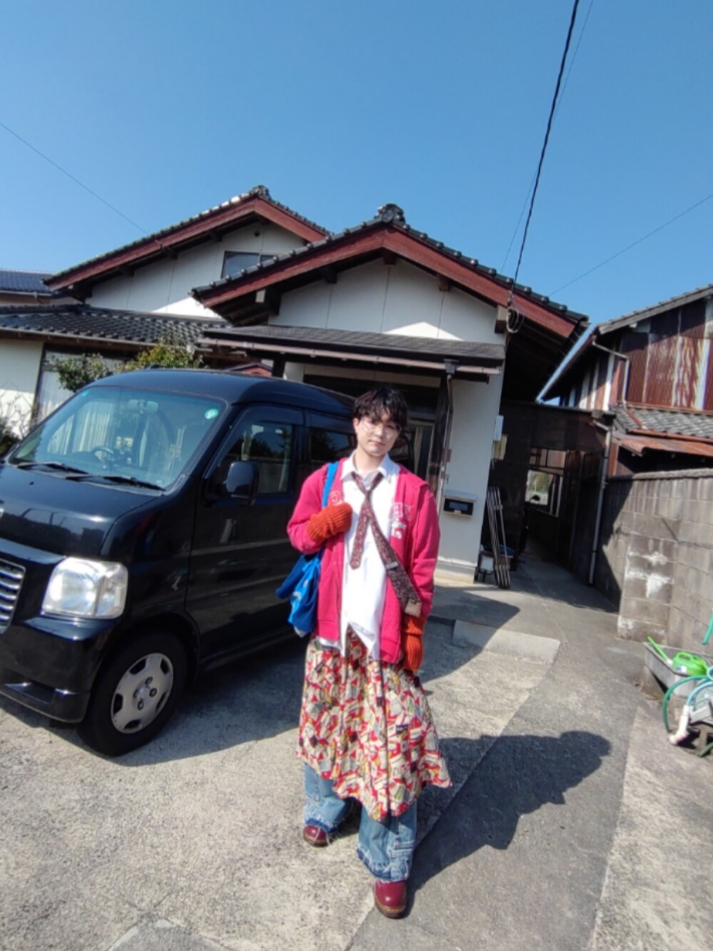 レッド系のネクタイ、ホワイト系のシャツ/ブラウス、レッド系のスカートを着用したメンズの春コーディネートの2枚目の写真