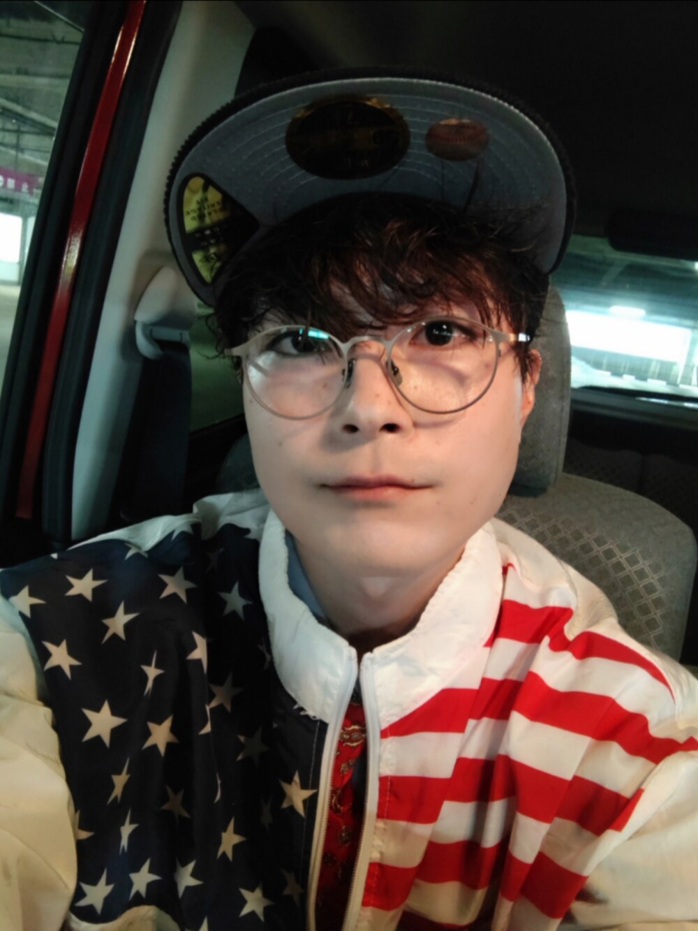 ホワイト系のナイロンジャケット、ホワイト系のスカート、ブルー系のサンダルを着用したメンズの春コーディネートの2枚目の写真