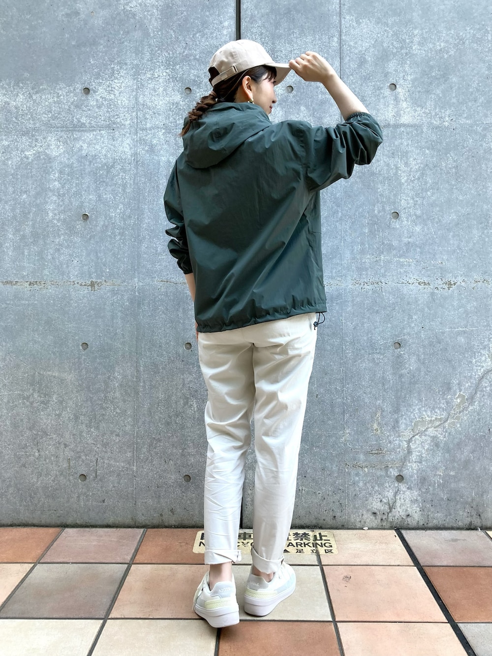 ホワイト系のその他パンツ、グリーン系のマウンテンパーカー、グレー系のTシャツ/カットソーを着用したレディースの夏コーディネートの2枚目の写真