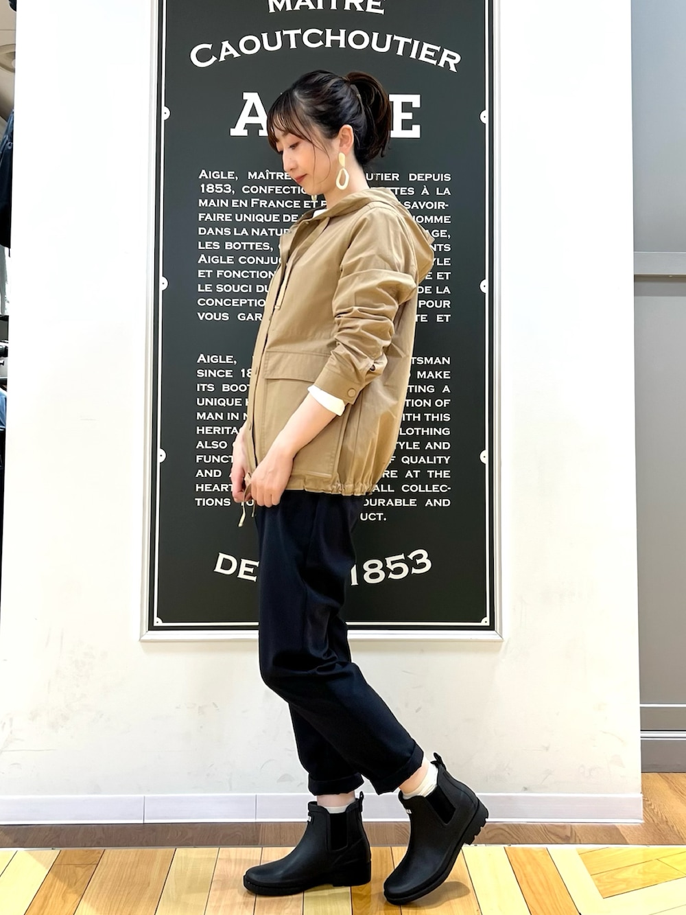 ブラック系のチノパンツ、ホワイト系のTシャツ/カットソー、グリーン系のショルダーバッグを着用したレディースの春コーディネートの2枚目の写真