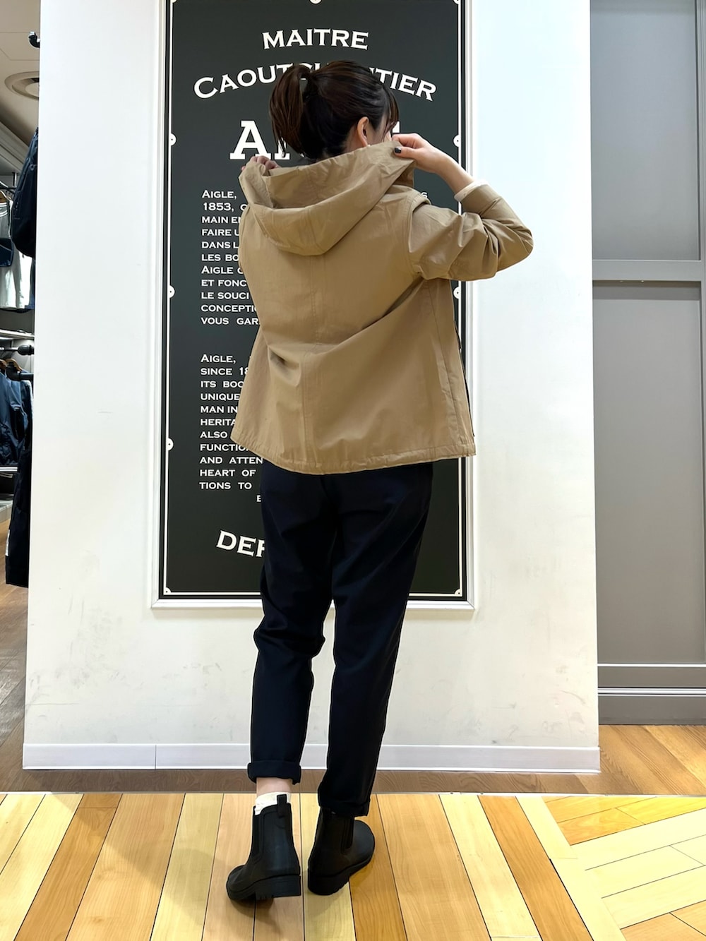 ブラック系のチノパンツ、ホワイト系のTシャツ/カットソー、グリーン系のショルダーバッグを着用したレディースの春コーディネートの3枚目の写真