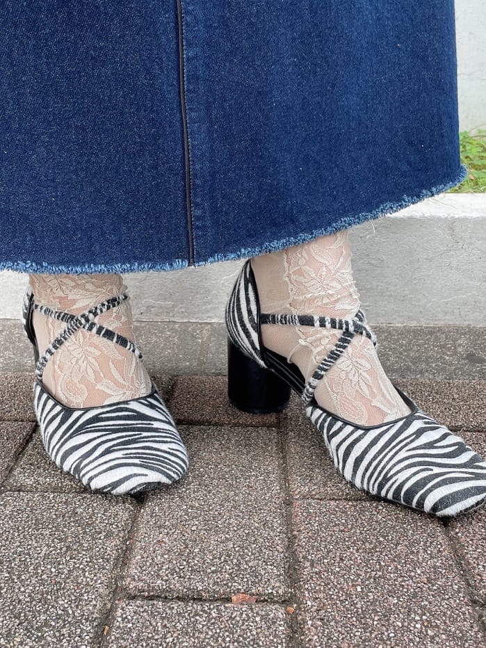 ホワイト系のワンピース、ブラック系のパンプス、ブルー系のスカートを着用したレディースの秋コーディネートの4枚目の写真