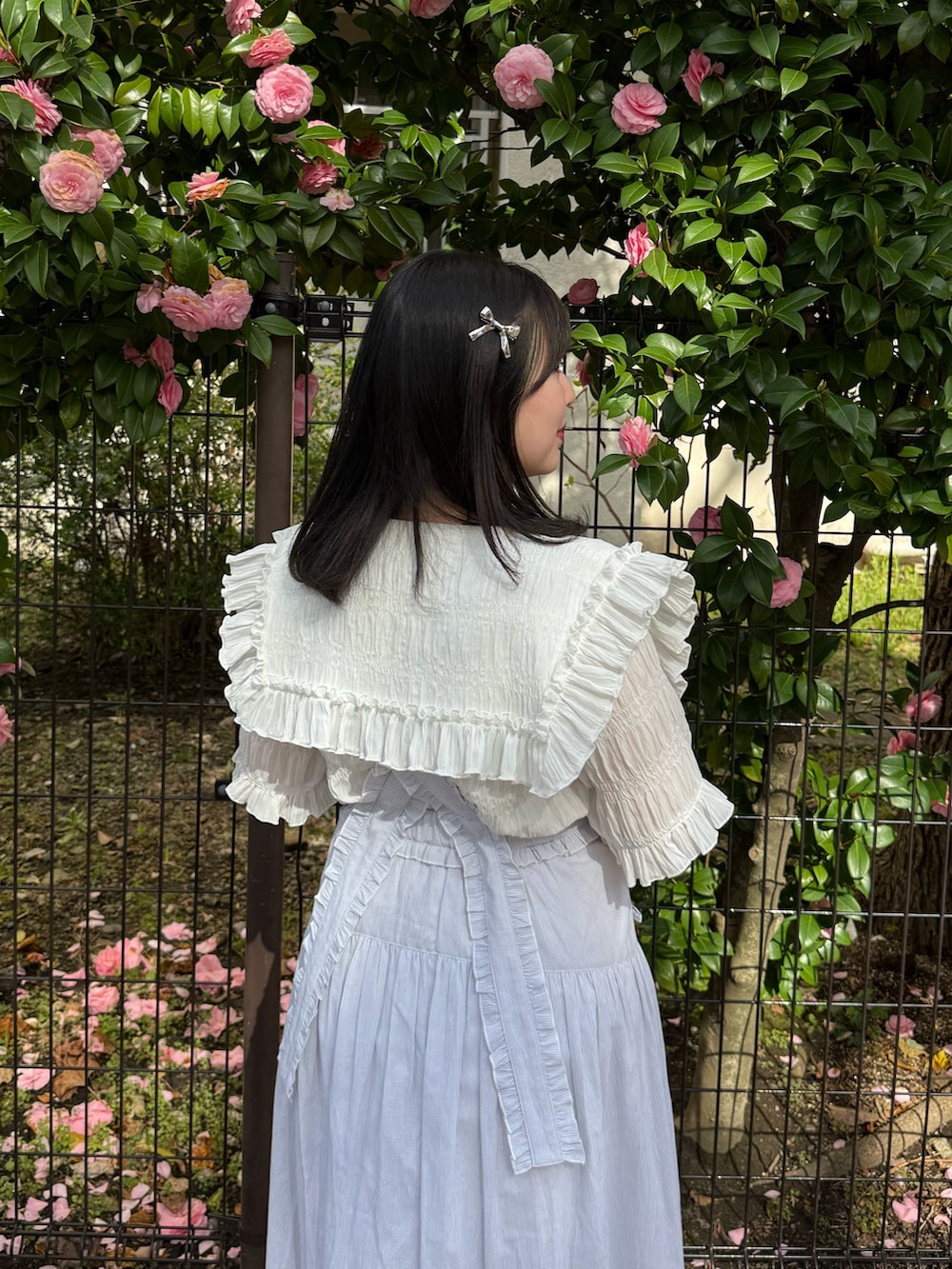 「merry jenny、メリージェニー、日傘、ジャンスカ、ジャンパースカート、ブラウス、ブラウスコーデ、セーラーカラー、お出かけコーデ、スニーカー、春夏コーデ、低身長、低身長コーデ、ガーリー、ガーリーコーデ」｜「merry jennyのfrill back strap sandal sneakers（サンダル、ホワイト系）」を使った、ponさん（レディース・153cm）の春コーディネートの8枚目の写真