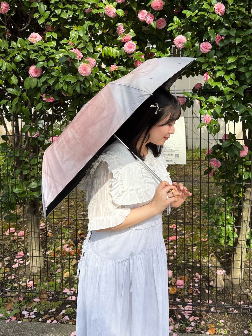 「merry jenny、メリージェニー、日傘、ジャンスカ、ジャンパースカート、ブラウス、ブラウスコーデ、セーラーカラー、お出かけコーデ、スニーカー、春夏コーデ、低身長、低身長コーデ、ガーリー、ガーリーコーデ」｜「merry jennyのfrill back strap sandal sneakers（サンダル、ホワイト系）」を使った、ponさん（レディース・153cm）の春コーディネートの4枚目の写真