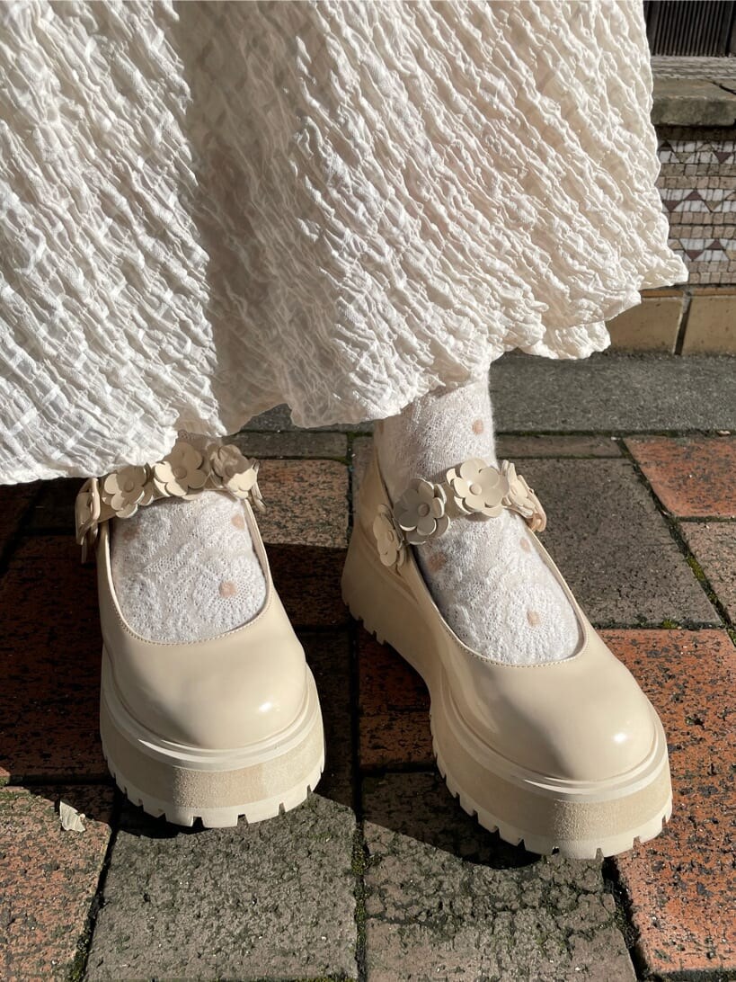 グレー系のカーディガン/ボレロ、ホワイト系のスカート、ホワイト系のローファーを着用したレディースの夏コーディネートの3枚目の写真