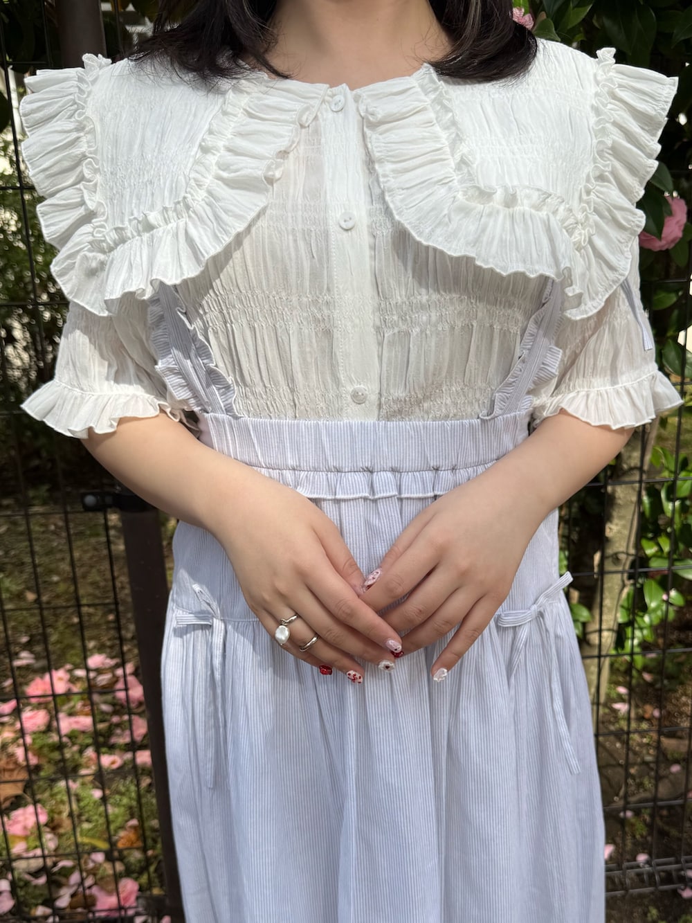 「merry jenny、メリージェニー、日傘、ジャンスカ、ジャンパースカート、ブラウス、ブラウスコーデ、セーラーカラー、お出かけコーデ、スニーカー、春夏コーデ、低身長、低身長コーデ、ガーリー、ガーリーコーデ」｜「merry jennyのfrill back strap sandal sneakers（サンダル、ホワイト系）」を使った、ponさん（レディース・153cm）の春コーディネートの10枚目の写真
