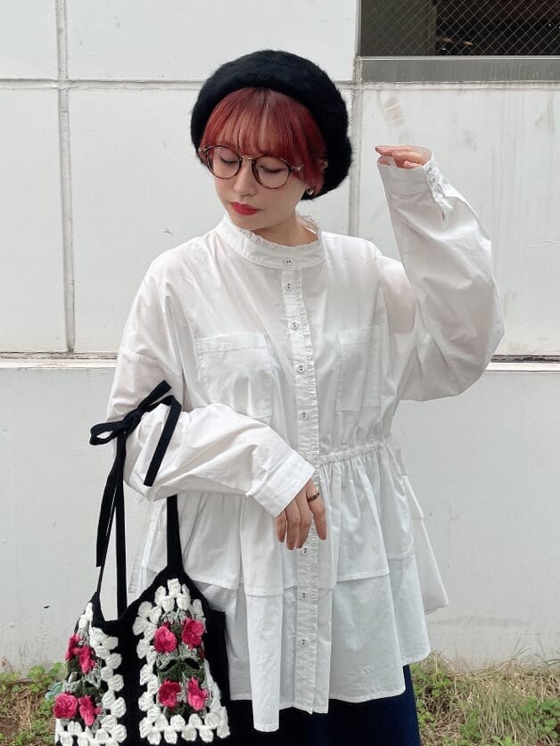 ホワイト系のワンピース、ブラック系のパンプス、ブルー系のスカートを着用したレディースの秋コーディネートの2枚目の写真