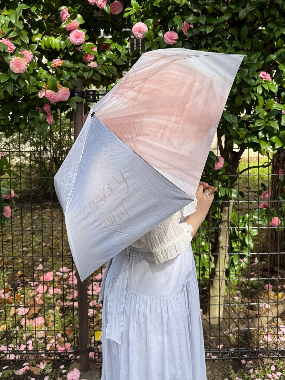 「merry jenny、メリージェニー、日傘、ジャンスカ、ジャンパースカート、ブラウス、ブラウスコーデ、セーラーカラー、お出かけコーデ、スニーカー、春夏コーデ、低身長、低身長コーデ、ガーリー、ガーリーコーデ」｜「merry jennyのfrill back strap sandal sneakers（サンダル、ホワイト系）」を使った、ponさん（レディース・153cm）の春コーディネートの3枚目の写真