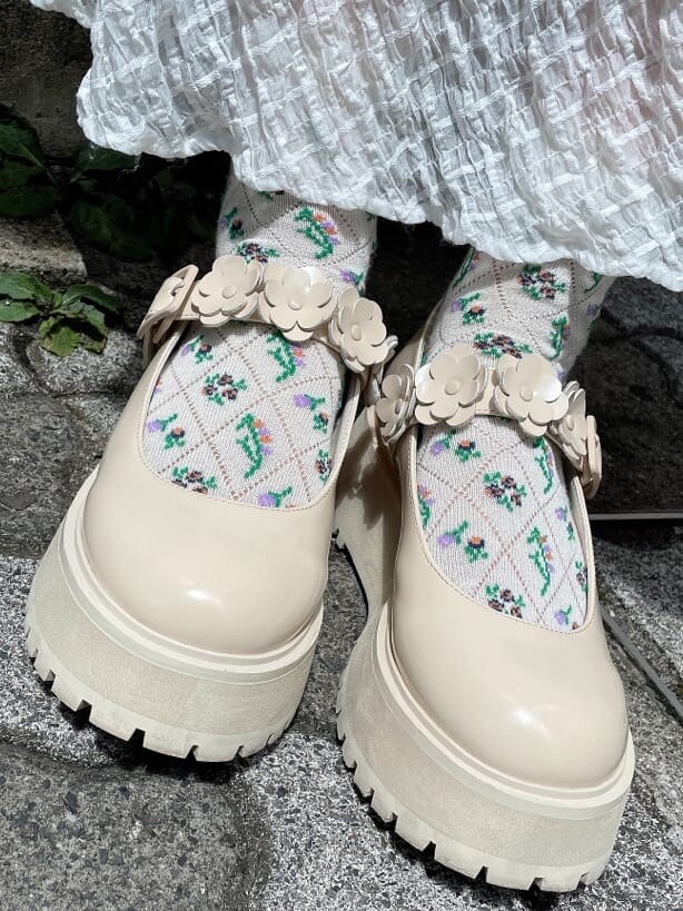 ブラウン系のカーディガン/ボレロ、ホワイト系のシャツ/ブラウス、ホワイト系のローファーを着用したレディースの夏コーディネートの4枚目の写真