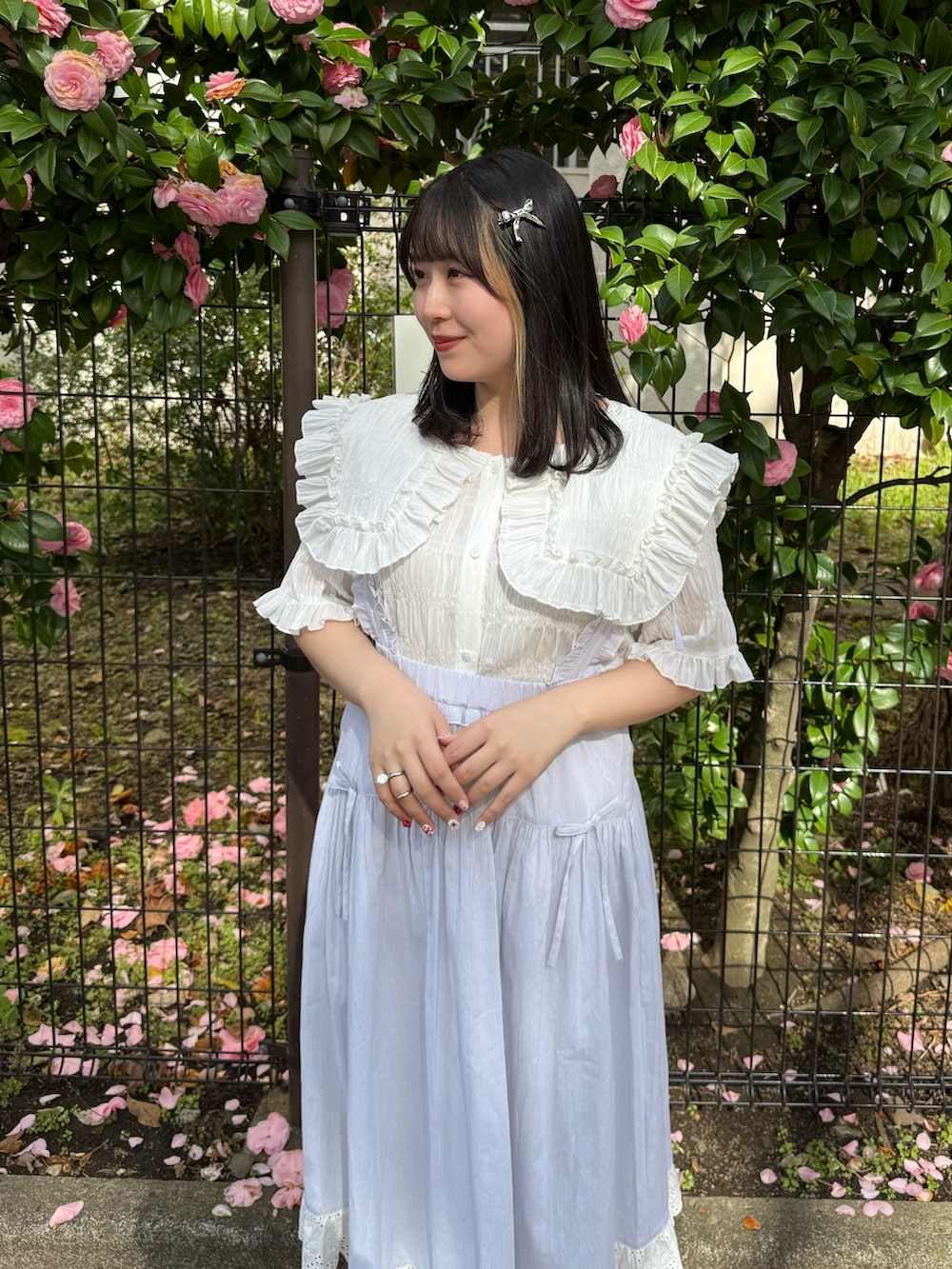 「merry jenny、メリージェニー、日傘、ジャンスカ、ジャンパースカート、ブラウス、ブラウスコーデ、セーラーカラー、お出かけコーデ、スニーカー、春夏コーデ、低身長、低身長コーデ、ガーリー、ガーリーコーデ」｜「merry jennyのfrill back strap sandal sneakers（サンダル、ホワイト系）」を使った、ponさん（レディース・153cm）の春コーディネートの7枚目の写真