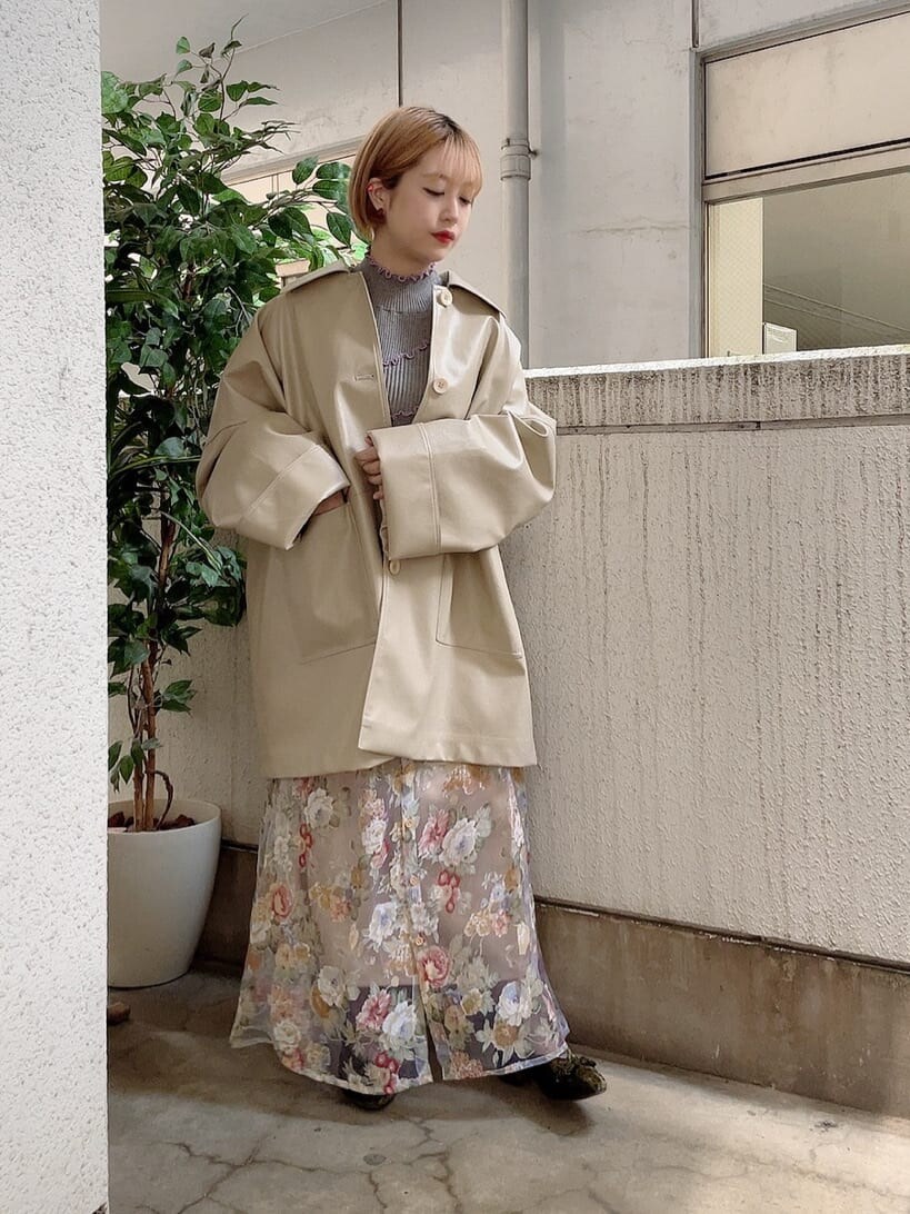 ピンク系のスカート、イエロー系のスカート、グリーン系のその他シューズを着用したレディースの夏コーディネートの3枚目の写真