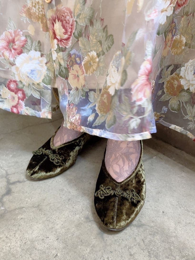 ピンク系のスカート、イエロー系のスカート、グリーン系のその他シューズを着用したレディースの夏コーディネートの4枚目の写真