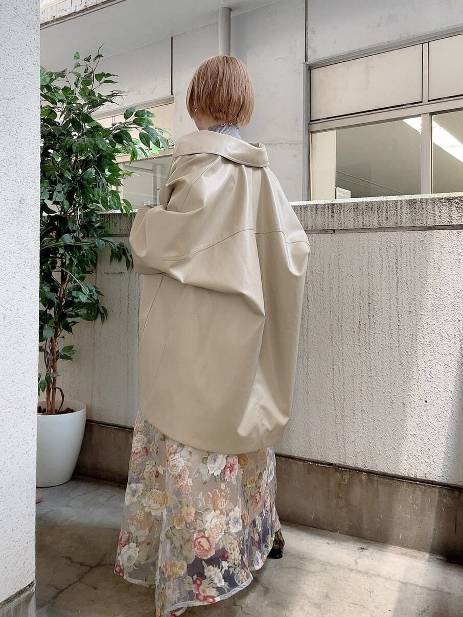 ピンク系のスカート、イエロー系のスカート、グリーン系のその他シューズを着用したレディースの夏コーディネートの2枚目の写真