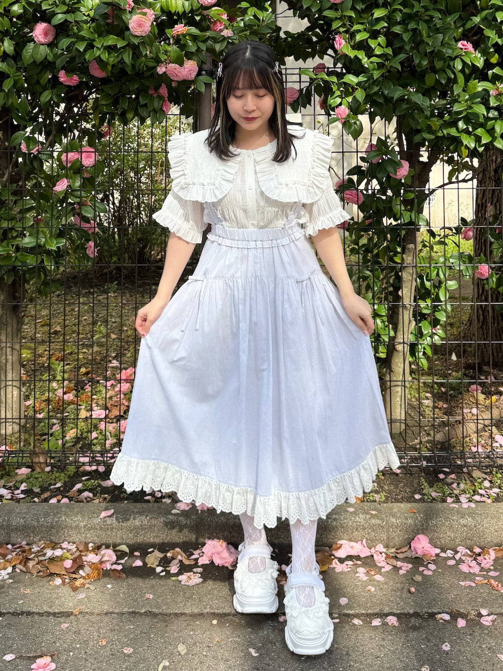 「merry jenny、メリージェニー、日傘、ジャンスカ、ジャンパースカート、ブラウス、ブラウスコーデ、セーラーカラー、お出かけコーデ、スニーカー、春夏コーデ、低身長、低身長コーデ、ガーリー、ガーリーコーデ」｜「merry jennyのfrill back strap sandal sneakers（サンダル、ホワイト系）」を使った、ponさん（レディース・153cm）の春コーディネートの5枚目の写真