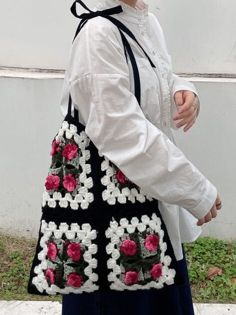 ホワイト系のワンピース、ブラック系のパンプス、ブルー系のスカートを着用したレディースの秋コーディネートの3枚目の写真