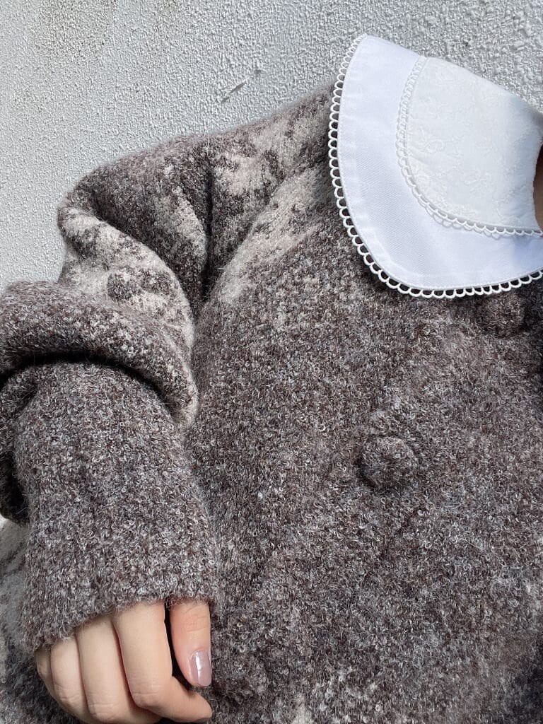 ブラウン系のカーディガン/ボレロ、ホワイト系のシャツ/ブラウス、ホワイト系のローファーを着用したレディースの夏コーディネートの3枚目の写真