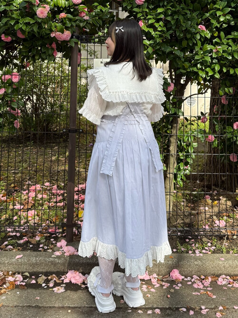 「merry jenny、メリージェニー、日傘、ジャンスカ、ジャンパースカート、ブラウス、ブラウスコーデ、セーラーカラー、お出かけコーデ、スニーカー、春夏コーデ、低身長、低身長コーデ、ガーリー、ガーリーコーデ」｜「merry jennyのfrill back strap sandal sneakers（サンダル、ホワイト系）」を使った、ponさん（レディース・153cm）の春コーディネートの6枚目の写真