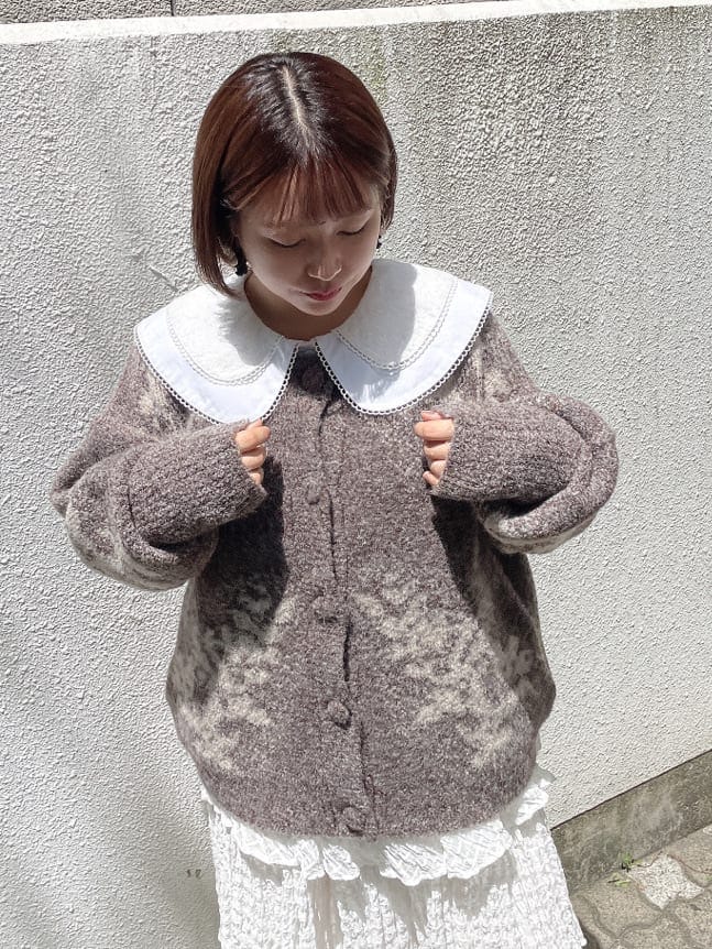 ブラウン系のカーディガン/ボレロ、ホワイト系のシャツ/ブラウス、ホワイト系のローファーを着用したレディースの夏コーディネートの2枚目の写真