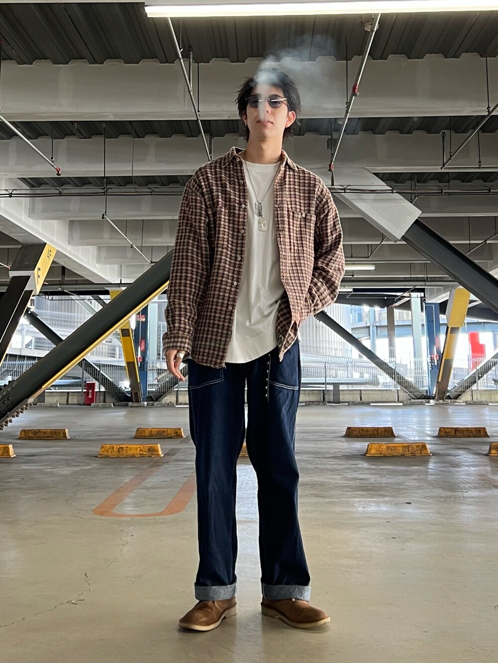 ブラック系のライダースジャケット、その他のシャツ/ブラウス、ブルー系のデニムパンツを着用したメンズの冬コーディネートの2枚目の写真