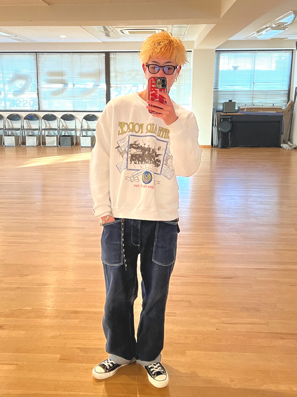 グリーン系のジャケット/アウター、ホワイト系のトップス、ブルー系のパンツを着用したメンズの冬コーディネートの2枚目の写真