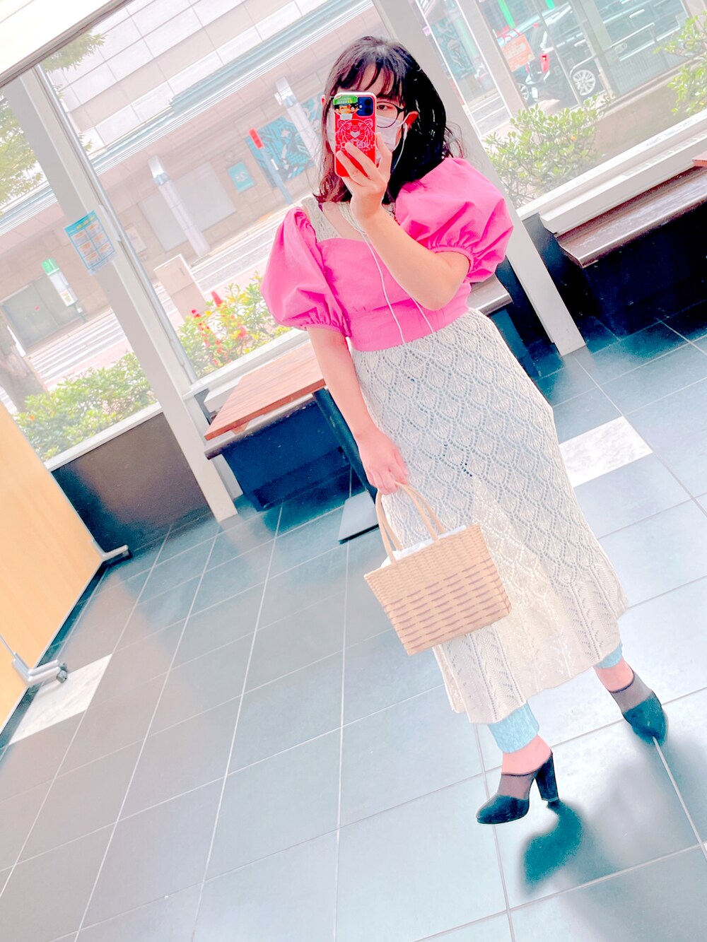 ピンク系のシャツ/ブラウス、ホワイト系のワンピース、ベージュ系のかごバッグを着用したレディースの夏コーディネートの4枚目の写真