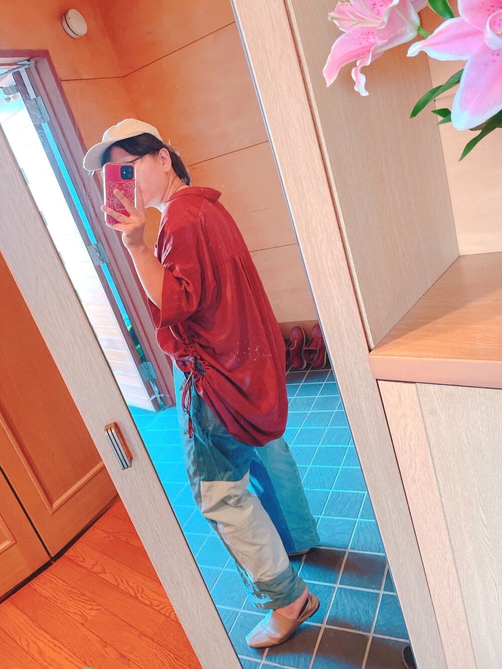 ブラウン系のシャツ/ブラウス、ブルー系のデニムパンツ、ベージュ系のパンプスを着用したレディースの秋コーディネートの2枚目の写真