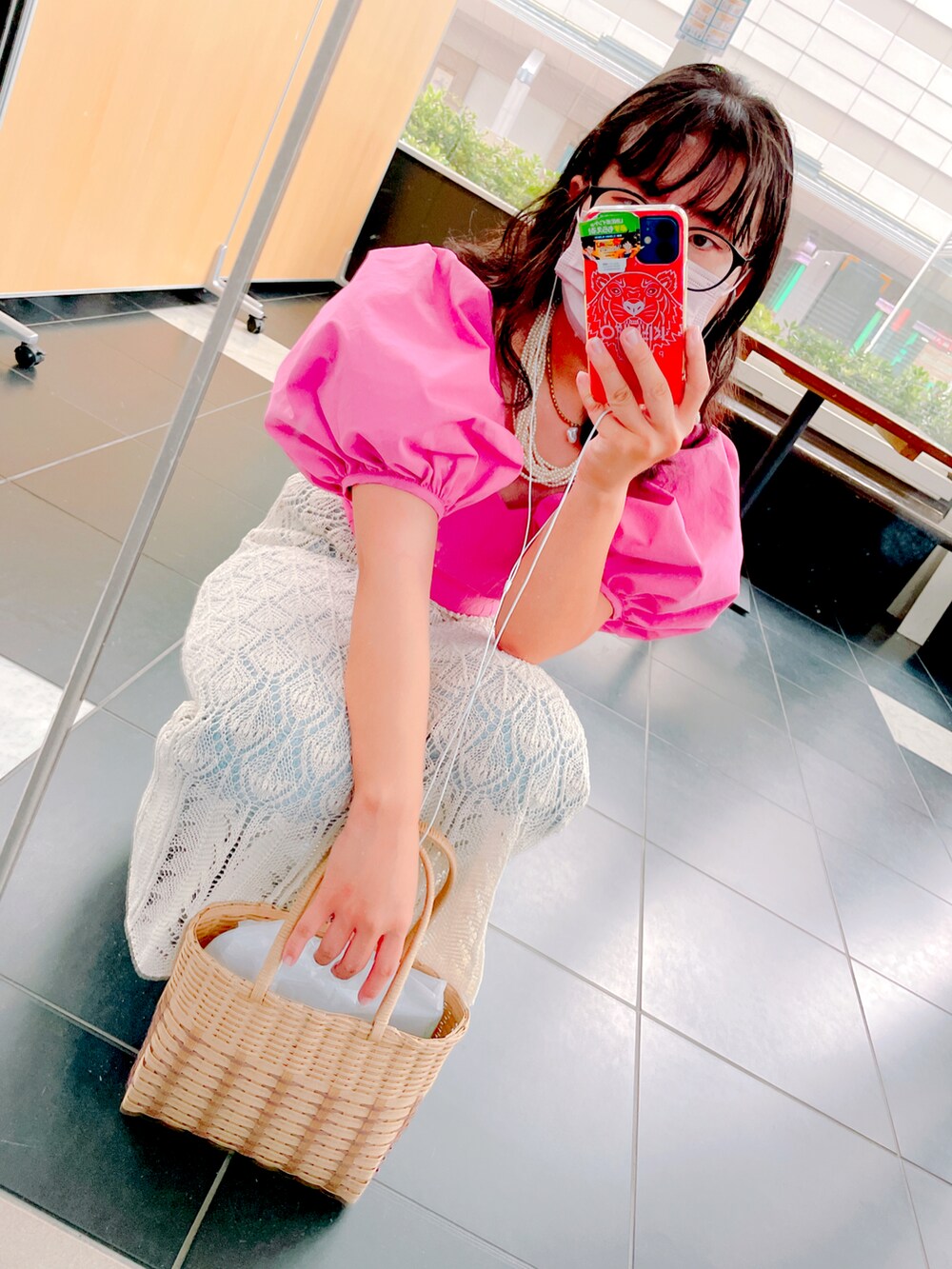 ピンク系のシャツ/ブラウス、ホワイト系のワンピース、ベージュ系のかごバッグを着用したレディースの夏コーディネートの3枚目の写真