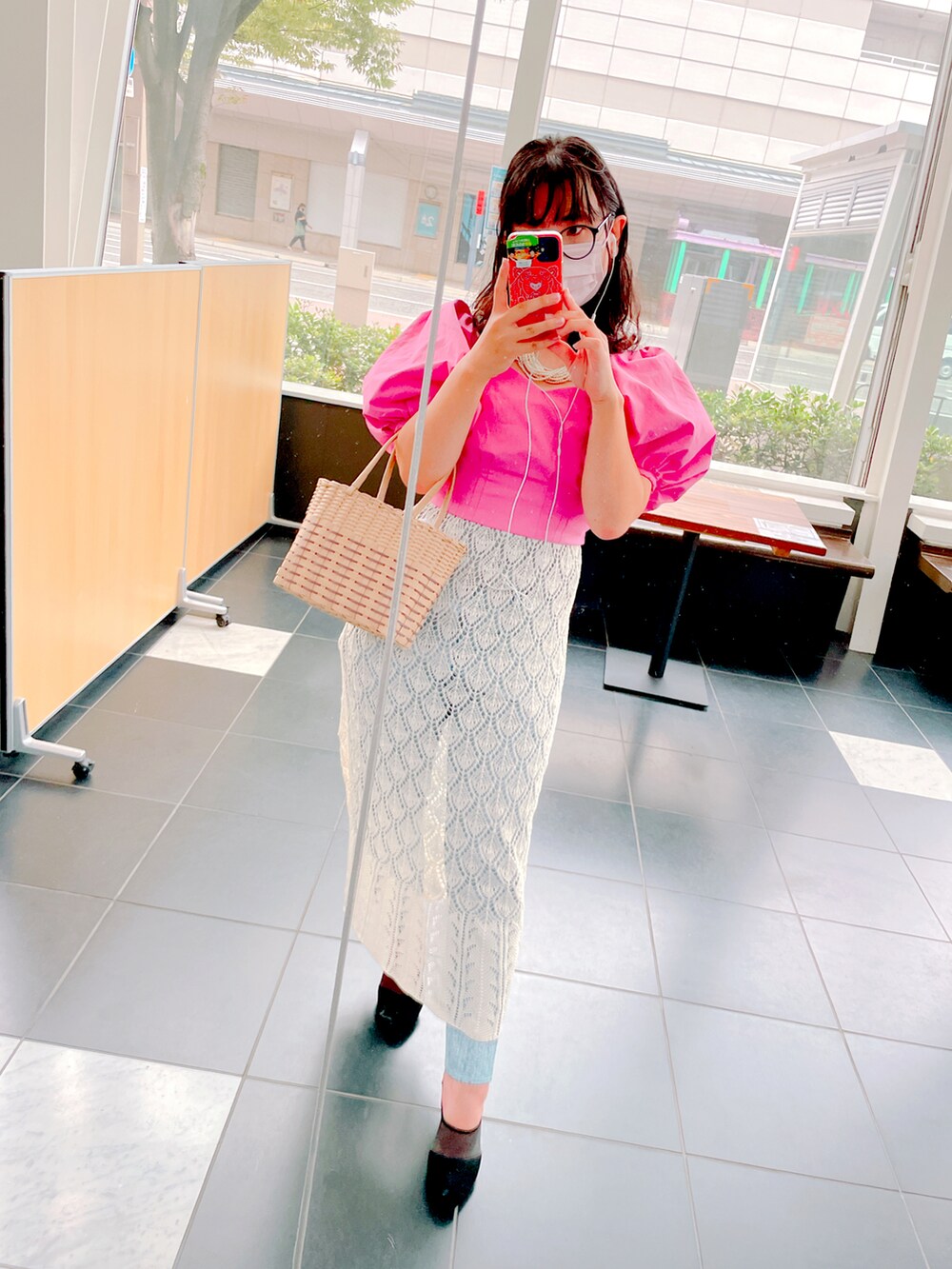 ピンク系のシャツ/ブラウス、ホワイト系のワンピース、ベージュ系のかごバッグを着用したレディースの夏コーディネートの2枚目の写真