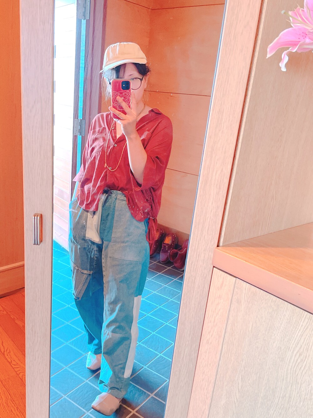 ブラウン系のシャツ/ブラウス、ブルー系のデニムパンツ、ベージュ系のパンプスを着用したレディースの秋コーディネートの3枚目の写真