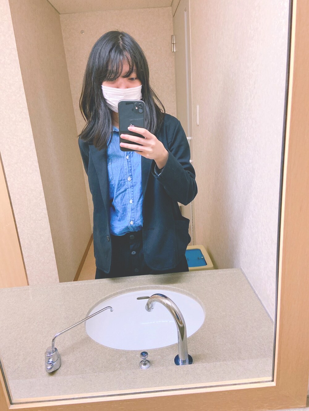 ピンク系のカーディガン/ボレロ、ホワイト系のシャツ/ブラウスを着用したレディースの冬コーディネートの2枚目の写真