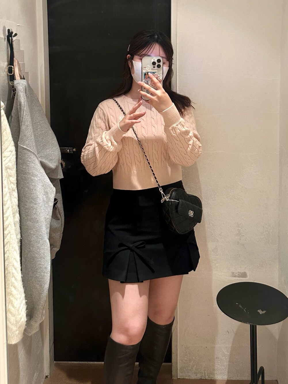 「冬を彩る色いろコーデ、ニット、お出かけコーデ、ロングブーツ、韓国ファッション、ヘアアレンジ、ナイスクラップ、休日スタイル、オトナカワイイ、冬のコーデ、オトナ女子、ブーツスタイル、骨格ストレート、イエベ春、おしゃれさんと繋がりたい」｜「one after another NICE CLAUPのワンポイント刺しゅうケーブルニット（ニット/セーター、ピンク系）」を使った、おのぴさん（レディース・160cm）の冬コーディネートの2枚目の写真