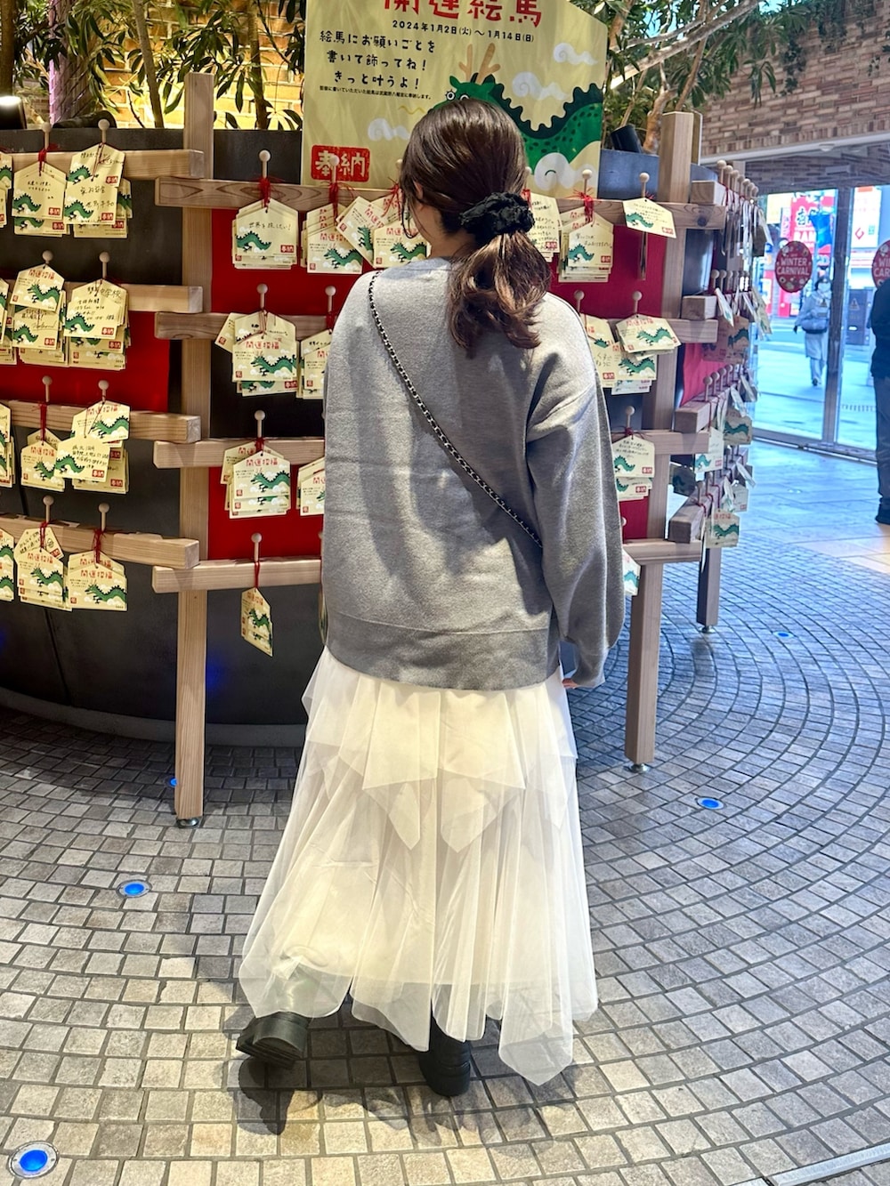 「冬を彩る色いろコーデ、冬コーデ、ニット、チュールスカート、ブーツ、大人かわいい、休日スタイル、おしゃれさんと繋がりたい、秋冬コーデ、プチプラ、トレンド、骨格ストレート、イエベ春」｜「one after another NICE CLAUPのロゴニット（ニット/セーター、グレー系）」を使った、おのぴさん（レディース・160cm）の冬コーディネートの2枚目の写真
