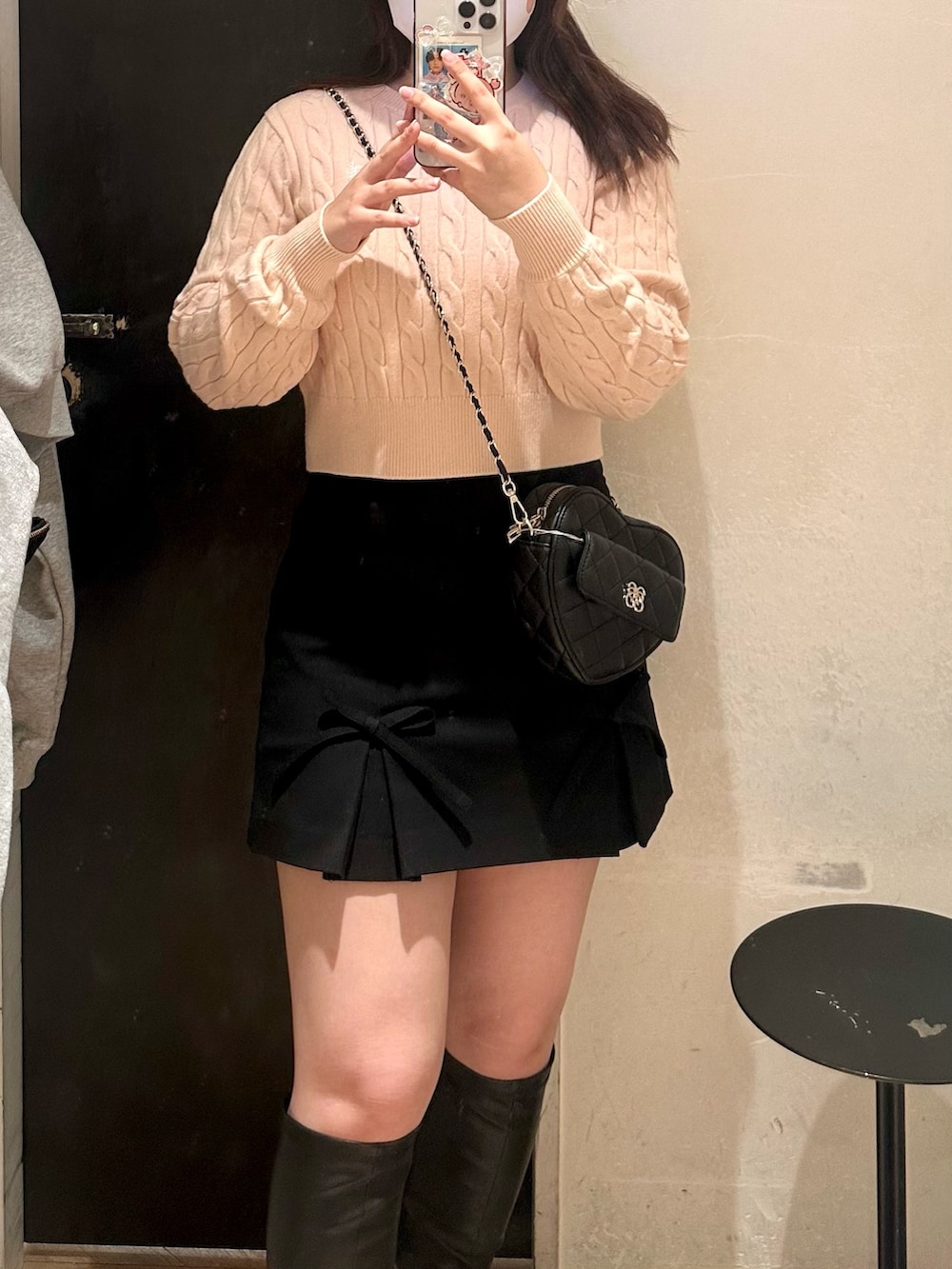 「冬を彩る色いろコーデ、ニット、お出かけコーデ、ロングブーツ、韓国ファッション、ヘアアレンジ、ナイスクラップ、休日スタイル、オトナカワイイ、冬のコーデ、オトナ女子、ブーツスタイル、骨格ストレート、イエベ春、おしゃれさんと繋がりたい」｜「one after another NICE CLAUPのワンポイント刺しゅうケーブルニット（ニット/セーター、ピンク系）」を使った、おのぴさん（レディース・160cm）の冬コーディネートの4枚目の写真
