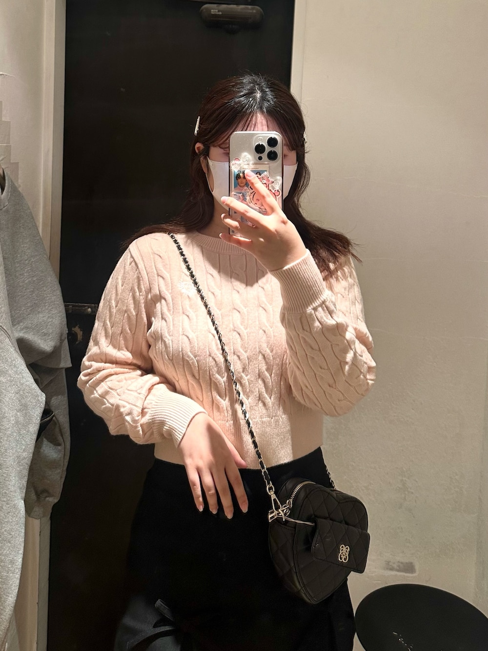「冬を彩る色いろコーデ、ニット、お出かけコーデ、ロングブーツ、韓国ファッション、ヘアアレンジ、ナイスクラップ、休日スタイル、オトナカワイイ、冬のコーデ、オトナ女子、ブーツスタイル、骨格ストレート、イエベ春、おしゃれさんと繋がりたい」｜「one after another NICE CLAUPのワンポイント刺しゅうケーブルニット（ニット/セーター、ピンク系）」を使った、おのぴさん（レディース・160cm）の冬コーディネートの3枚目の写真