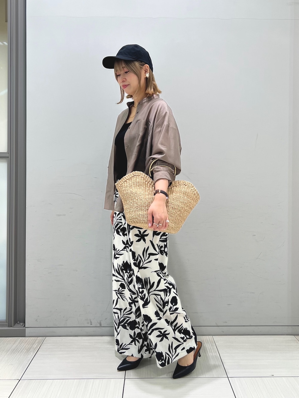 ブラウン系のシャツ/ブラウス、ホワイト系のその他パンツ、ブラック系のタンクトップを着用したレディースの春コーディネートの2枚目の写真