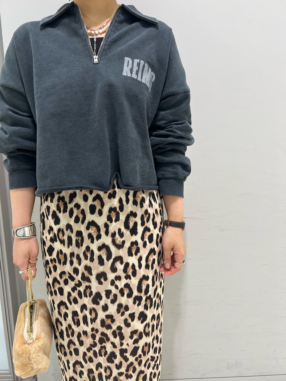 ブラック系のTシャツ/カットソー、その他のスカートを着用したレディースの秋コーディネートの4枚目の写真