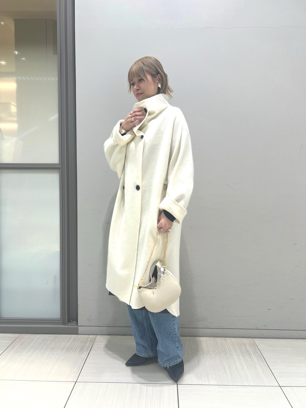 ホワイト系のその他アウター、ブラウン系のワンピース、ホワイト系のショルダーバッグを着用したレディースの冬コーディネートの8枚目の写真