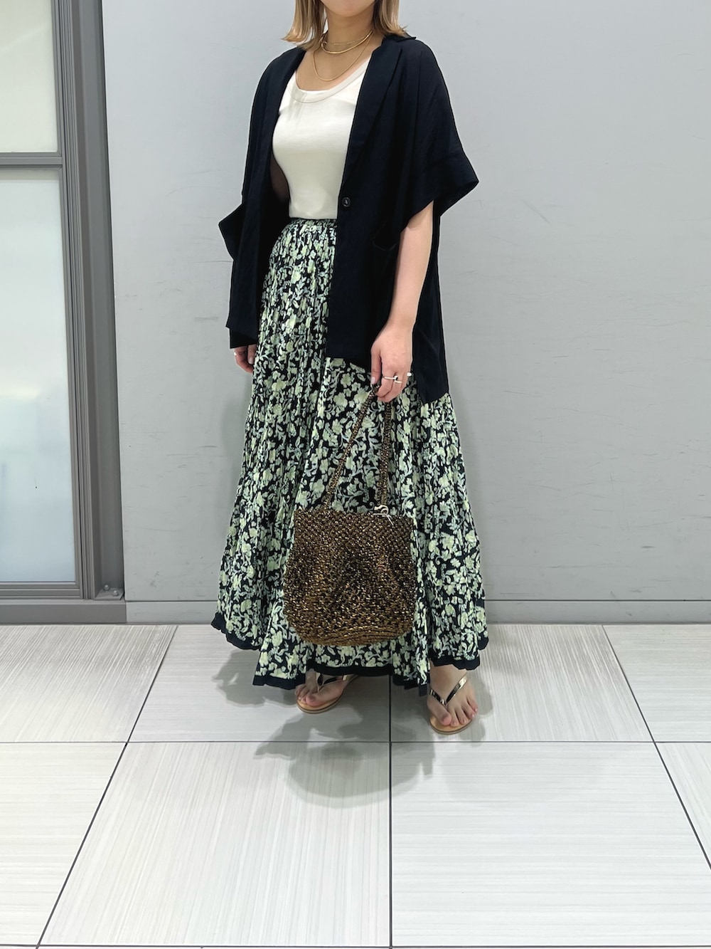 ベージュ系のタンクトップ、ブラック系のテーラードジャケット、その他のスカートを着用したレディースの夏コーディネートの7枚目の写真