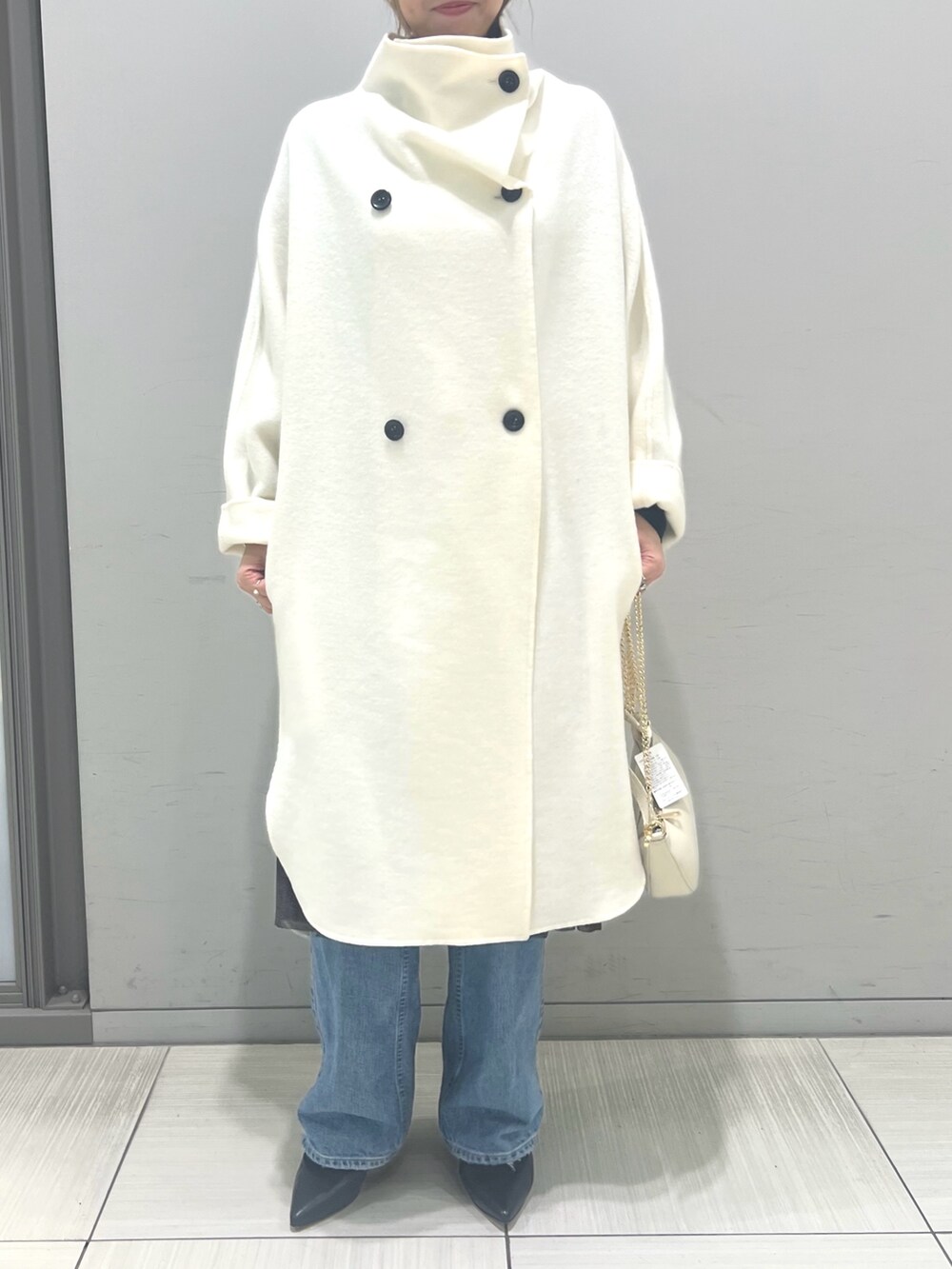 ホワイト系のその他アウター、ブラウン系のワンピース、ホワイト系のショルダーバッグを着用したレディースの冬コーディネートの10枚目の写真