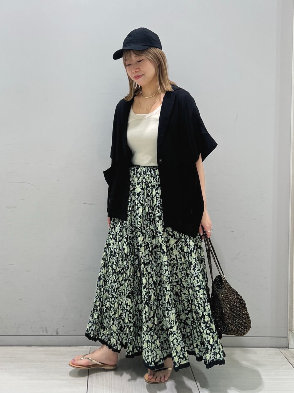 ベージュ系のタンクトップ、ブラック系のテーラードジャケット、その他のスカートを着用したレディースの夏コーディネートの2枚目の写真